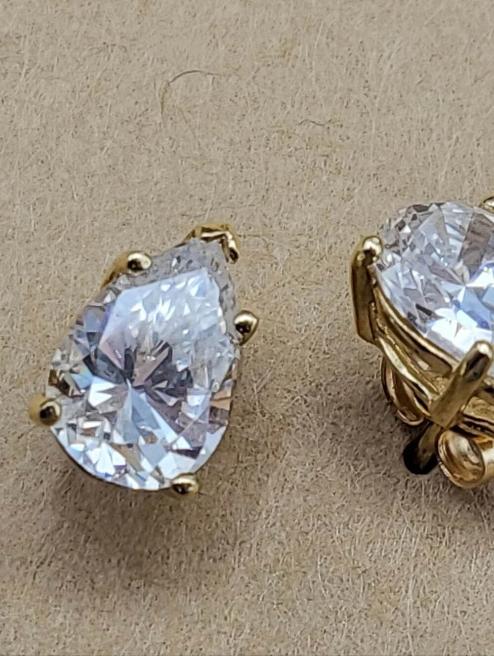 14K Gold w/Teardrop/Pear Crystal Stud Earrings - Elegant Classic Timeless Unisex